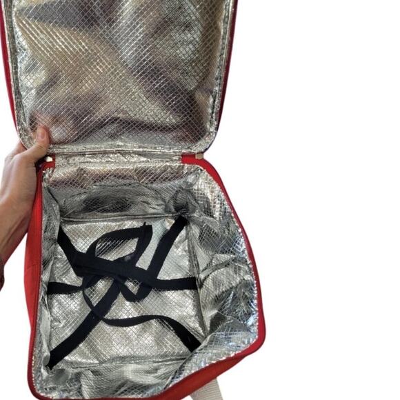 NEW Temp-Tations by Tara Snowflake 2 Qt. Casserole Dish and Insulated Carry Bag - Picture 10 of 10